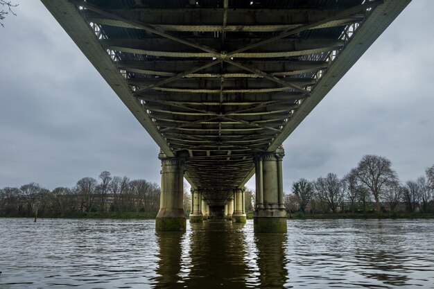 Foto brug over rivier tegen de lucht