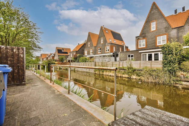 Foto brug over rivier tegen de lucht