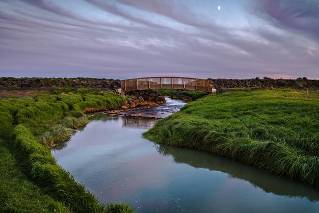 Brug over rivier tegen de lucht