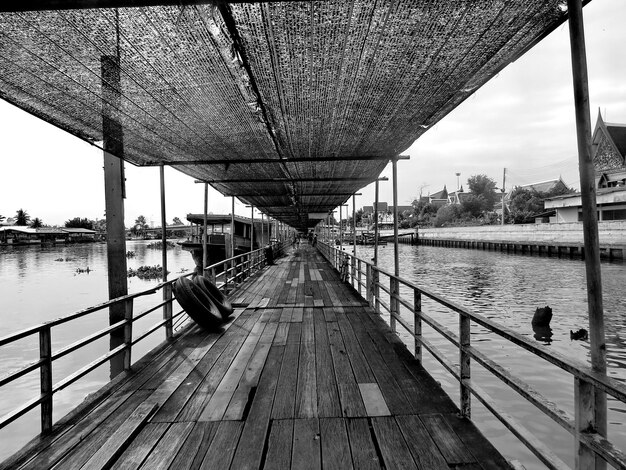 Foto brug over rivier tegen de lucht