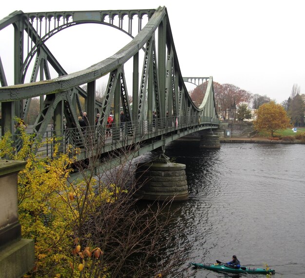 Foto brug over rivier tegen de lucht