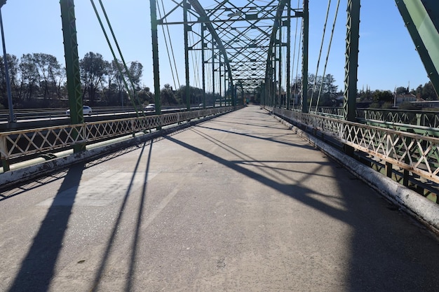 Brug over veer rivier in de buurt van Oroville Dam Californië