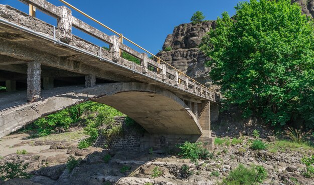 Brug over Veneticos-rivier in Griekenland