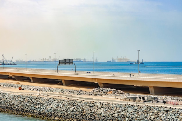 Brug snelweg over de zee in dubai