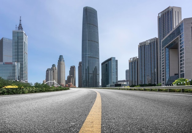 Brug, stadslandschap en moderne architectuurhorizon door de Haihe-rivier in Tianjin, China