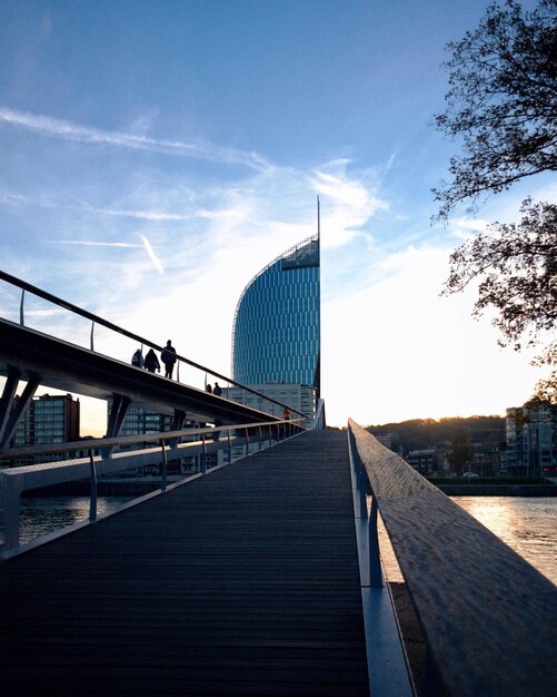 Foto brug tegen de hemel in de stad