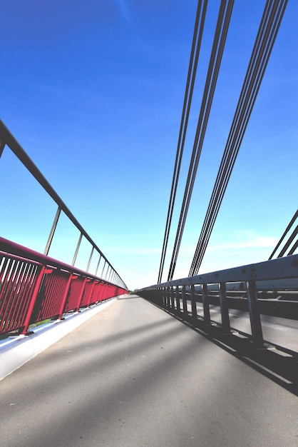 Brug tegen een heldere blauwe lucht