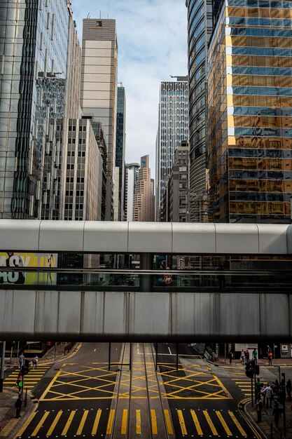 Foto brug tussen gebouwen in de stad