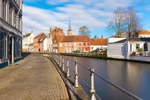 사진 벨기에 전통 건축 양식의 주택과 운하가 있는 브뤼헤 브뤼헤(bruges brugge) 도시 경관