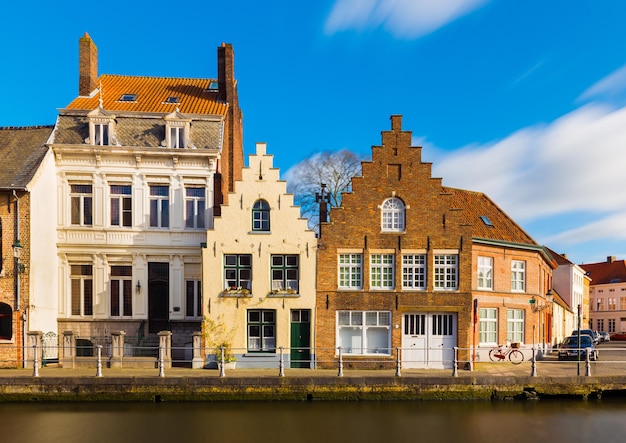 Brugge België Straatmening van de oude woonhuizen in traditionele architectuurstijl