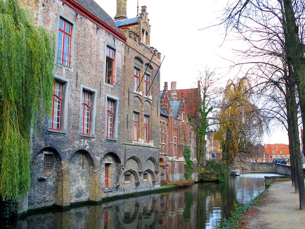 ブルージュ、ブルージュの旧市街の典型的な通り、瓦屋根の古い家屋、運河、秋、ベルギー。