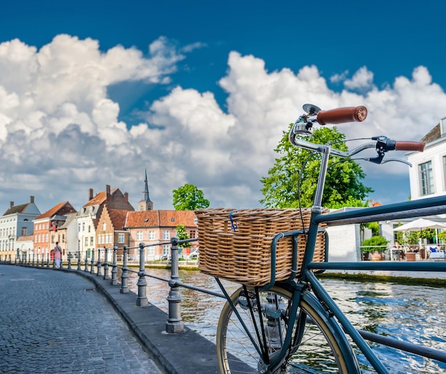 Brugge Brugge stadsgezicht met fiets