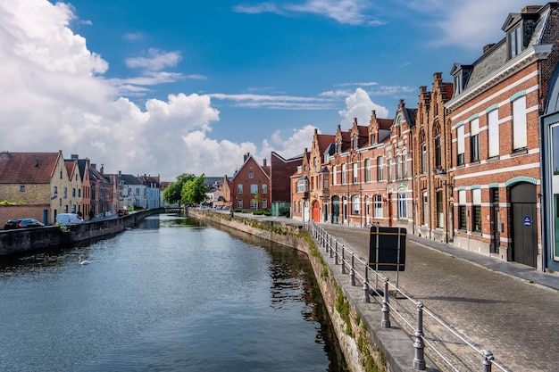 Brugge Brugge stadsgezicht met waterkanaal