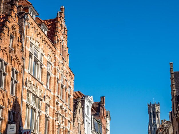 Brugge scene della città in belgio edifici residenziali chiesa scene attraenti e belle