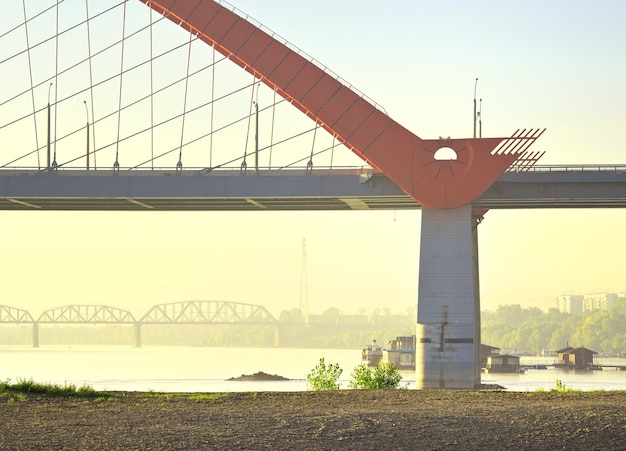 Bruggen op de Ob. Bugrinskij en spoorbruggen in de ochtendmist