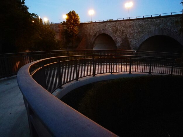 Foto bruggen tegen de hemel in de schemering