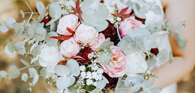 Bruid bedrijf bruiloft boeket met rode en roze bloemen