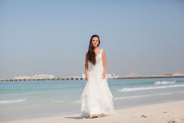 Bruid bij mooi strand Huwelijks zonnige dag