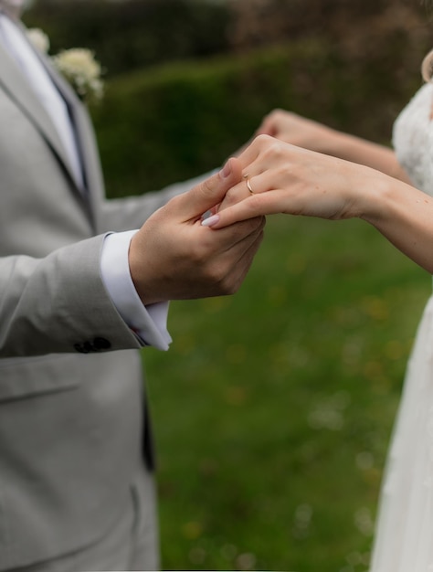 Foto bruid bruidegom samen dichte handen ringen liefde