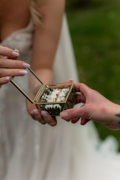 Bruid bruidegom samen dichte handen ringen liefde