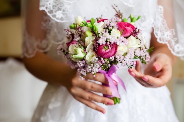 Bruid die een boeket rozen houdt.