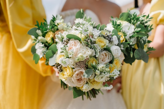 Bruid die mooie witte huwelijksboeket Close-up houdt