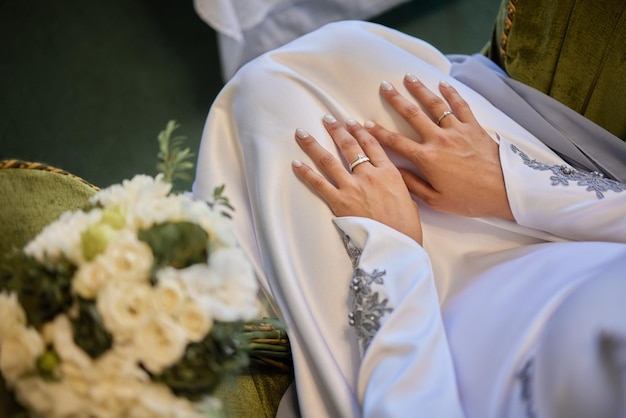 Bruid en bruidegom Aziatische moslims trouwen in een prachtige rode liefdesthema viering nikah day