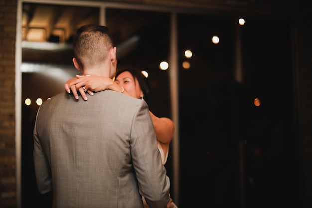 Bruid en bruidegom dansen op een huwelijksreceptie