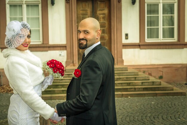 Foto bruid en bruidegom getrouwd stel liefde en emotionele weergave