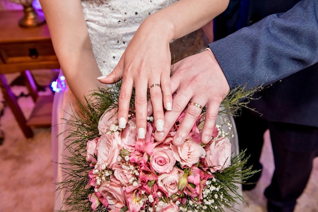 Bruid en bruidegom handen tonen trouwring