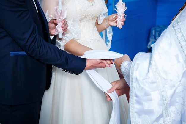 Bruid en bruidegom houden elkaars hand vast op trouwdag