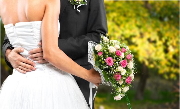 Bruid en bruidegom houden stijlvol boeket vast tijdens huwelijksceremonie
