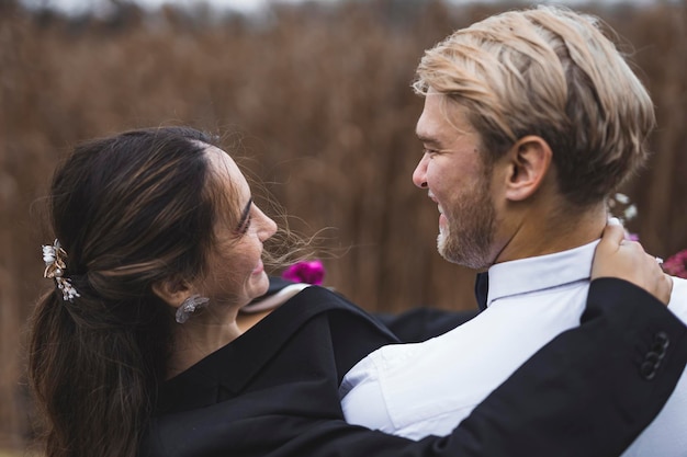 Bruid en bruidegom huwelijksfotografie buitenkant