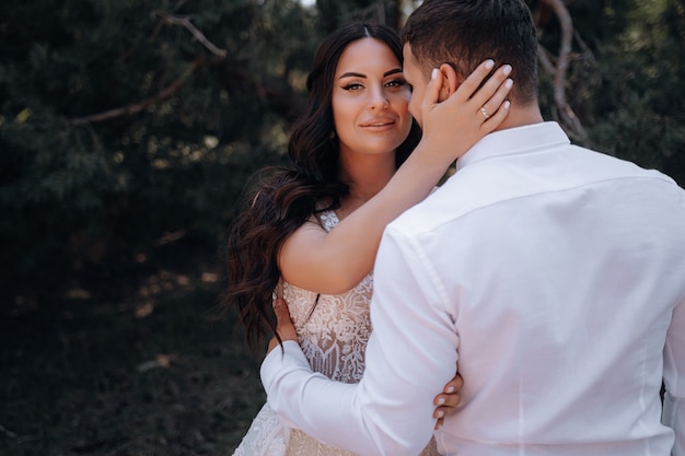 Bruid en bruidegom. Luxe jong stel verliefde pasgetrouwden poseren voor de eerste fotoshoot van het familiehuwelijk