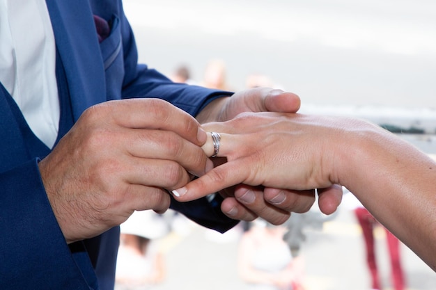 Bruid en bruidegom paar uitwisseling van trouwringen in huwelijksdag