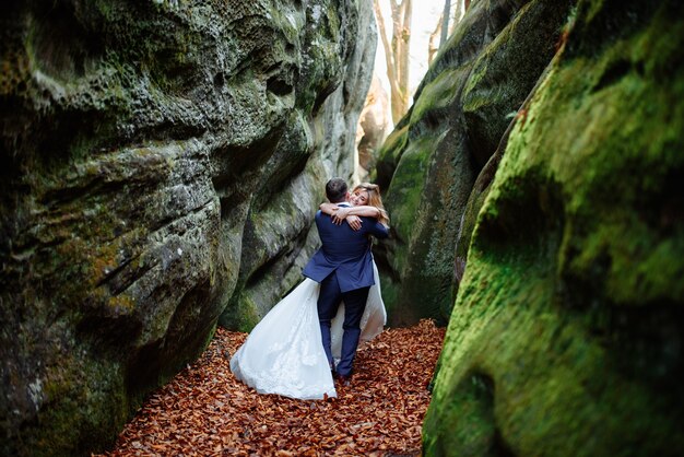 Foto bruid en bruidegom poseren in de natuur