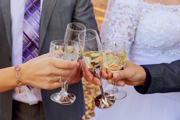 Bruid en bruidsmeisjes vieren en drinken champagne uit glazen