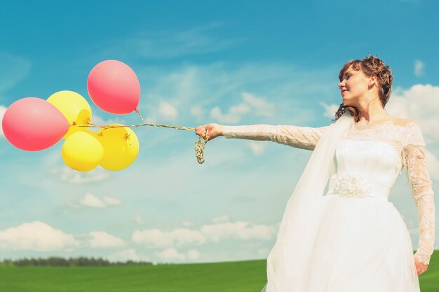 Bruid houdt ballonnen in handen