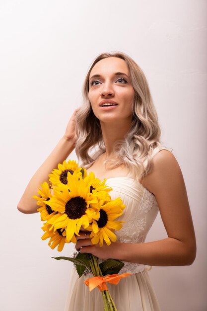 Bruid in een trouwjurk met een boeket zonnebloemen mooie vrouwFloristiek