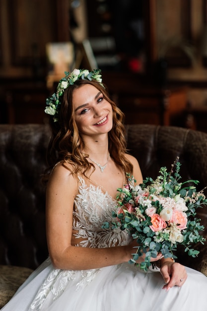 Bruid in trouwjurk in het hotel met bloemen