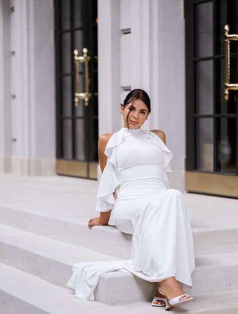 Bruid in trouwjurk poseren op trappen