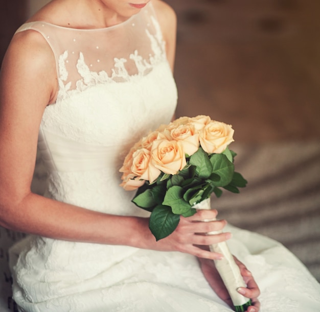 Bruid met een boeket rozen