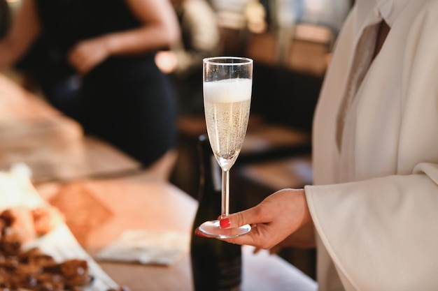 Foto bruid met een glas champagne op een bruiloft