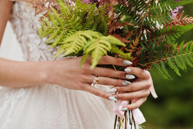 Bruid met mooie tedere bruidsboeket nails