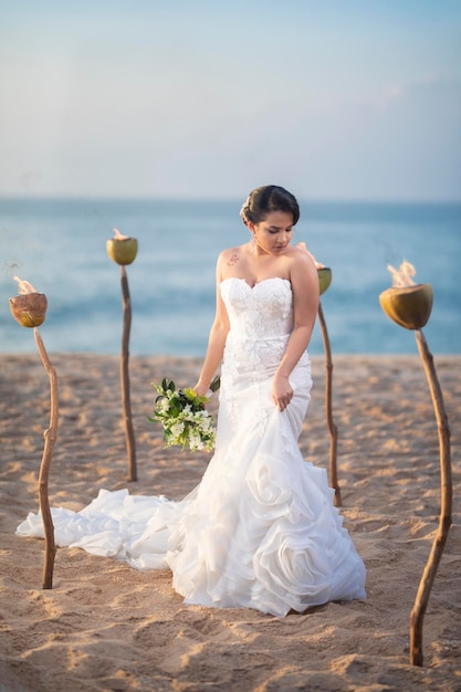 Bruid op het strand voor kokosnoten