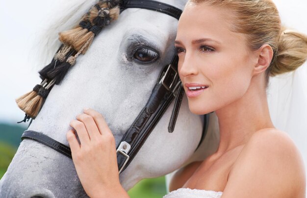 Foto bruid platteland en paard met gezicht portret en glimlach voor natuur verbinding en viering vrouw dier en uk veld voor bruiloft liefde en geluk met zomer weide en paardrijden