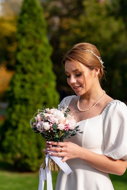 Bruid pronkt met haar prachtige boeket Ideaal voor chique trouwbladen en websites bohemian