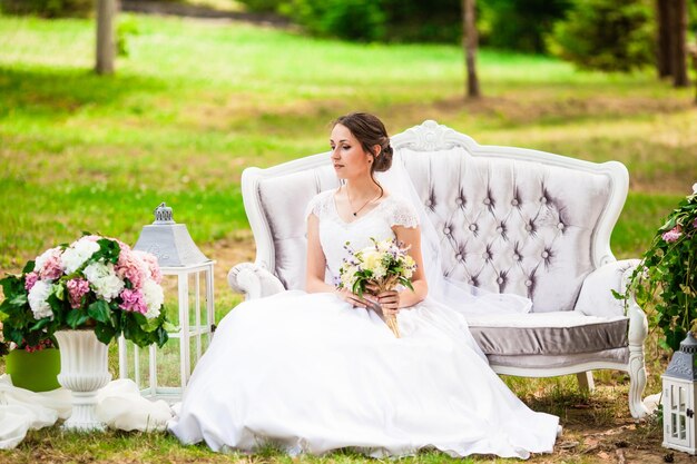 Bruid zittend op de bank in de versierde hoek