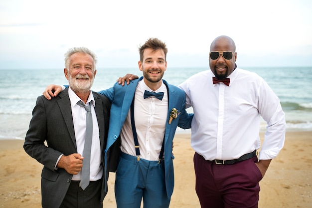 Foto bruidegom die met zijn groomsmen spreekt