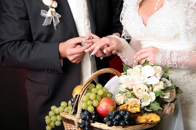 Bruidegom die trouwring op de vinger van de bruid zet